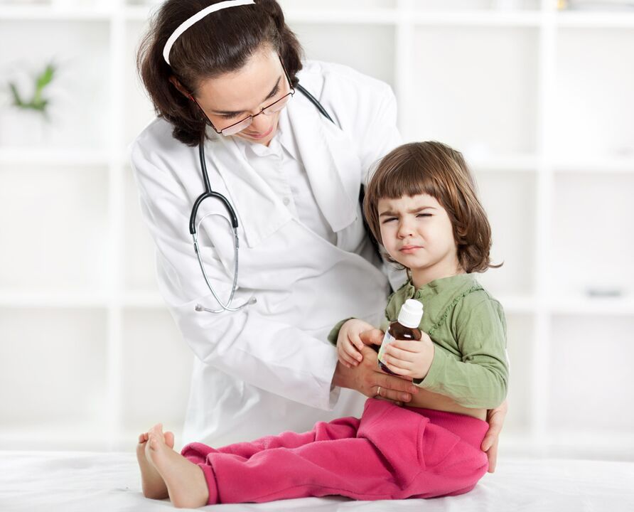 The doctor checks the child for symptoms of worms